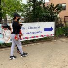 La cuencana Jackeline Peralta y su hijo acuden al Hospital Elmhurst, de Nueva York, para vacunarse, este viernes 28 de mayo,