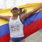 Glenda Morejón, marchista ecuatoriana,  muestra la bandera nacional tras lograr la medalla de oro.