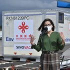 La ministra de Salud de Ecuador, en el recibimiento de vacunas anticovid que llegaron de China.