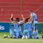 Los jugadores de Aucas festejan el único gol del partido, anotado en el minuto 88