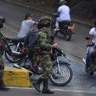 Soldados custodian las calles de Cali, Colombia, luego que el presidente Iván Duque ordenara más presencia militar por los hechos de violencia presentados durante protestas por el Paro Nacional.