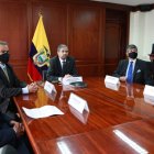 El canciller Montalvo, junto a sus colaboradores, recibieron la bienvenida de los diplomáticos por medios virtuales.