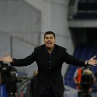 Ismael Rescalvo, entrenador de Emelec, reclama una acción en el duelo ante Independiente del Valle.