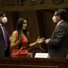 La legidsladora Yeseña Guamaní recibió información del presidente de la Comisión de Fiscalización, Fernando Villavicencio.