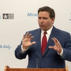 En la imagen, el gobernador de Florida, Ron DeSantis.