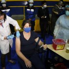 El proceso de vacunación en el coliseo de la Universidad Politécnica Salesiana, en Quito.