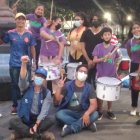 Ciudadanos colombianos se manifiestan en la plaza San Francisco, de Guayaquil, contra la violencia en su país.