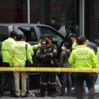 Dentro de esta camioneta negra, la Policía encontró el cuerpo sin vida de la víctima.