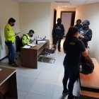 Según la Fiscalía General del Estado (FGE), los detenidos son investigados por el delito de peculado  en la compra de insumos y prótesis para hospitales del IESS.