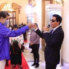 El cuestionado gobernante de Venezuela junto al merenguero dominicano Bonny Cepeda.