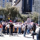 Protesta. Los pensionistas del Isspol cerraron por varios minutos la avenida Amazonas para rechazar la postergación de la audiencia.