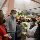 El presidente Guillermo Lasso visitó el mercado de Iñaquito, en el norte de Quito, y escuchó a los comerciantes.