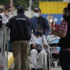 Personas cruzan el puente internacional Simón Bolívar desde Colombia hacia Venezuela.