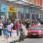 Dentro y fuera de varios centros comerciales de la ciudad se concentraron grupos familiares, el martes pasado.