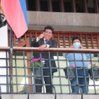 Jorge Yunda saluda a sus simpatizantes desde el balcón del Municipio de Quito.