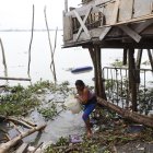 Con agua del río llenan los recipientes los moradores de la ciudadela Maldonado, al norte de Durán, porque la distribución no abastece en ocasiones.
