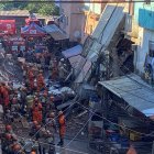 Vista de los escombros de un edificio residencial de cuatro pisos que se derrumbó este jueves en la ciudad brasileña de Río de Janeiro, accidente que dejó un muerto.