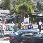 Acción. Familiares y amigos de una agrupación religiosa fueron este jueves a respaldar al defensor Freddy Carrión en la Corte.