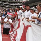 Hinchada de la Liga Deportiva Universitaria, sector general Sur. 

El día de hoy fisputan la final del campeonato nacional entre Liga de Quito VS Emelec

Agencia (ag-expreso ag-extra ag-quito)