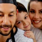 Carlos Xavier junto a su hijo Sebastián y su esposa Yuli, presentan su producto.