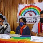 Los legisladores Salvador Quishpe, Patricia Sánchez y Celestino Chumpi, durante una rueda de prensa en Guayaquil.