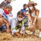 La Miss Eco Ecuador, Susan Toledo, estuvo presente en la siembra junto a varios niños.