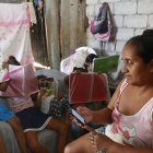 Las tareas de los estudiantes de los planteles fiscales llegan por mensajes de whatsapp. Los padres intentan ayudar en la jornada.