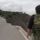 El socavón que se formó en la carretera se ha llevado parte de la Troncal Amazónica que conecta la Sierra con Amazonía. Ese tramo de vía prácticamente ha desaparecido.