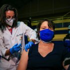 Una mujer recibe la vacuna contra la covid-19 en Quito (Ecuador).