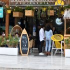 Propuestas como la implementación de terrazas y mesas al aire libre han ayudado a reactivar la actividad en los restaurantes de la ciudad.