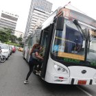 Servicio. Ciudadanos del norte de Guayaquil aprovecharon el servicio de esta flota luego del mediodía.
