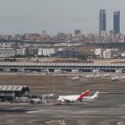 Vista de un avión de Iberia en la Terminal 1 del aeropuerto de Adolfo Suárez Madrid-Barajas.