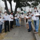Plantón de líderes comunitarios a las 07:00 fuera de oficinas de CNEL, en la avenida Bomberos.