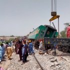 Personal de emergencias en las labores de rescate de los pasajeros atrapados en el accidente de tres ocurrido esta madrugada en Dharki, Pakistan. EFE/EPA/WAQAR HUSSEIN