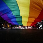 En Chile no es legal el matrimonio entre personas del mismo sexo, una de las mayores luchas de los colectivos LGTBI en Chile, donde los homosexuales solo pueden unirse desde 2015 bajo la figura legal de "unión civil", similar a la pareja de hecho y en donde tampoco pueden adoptar niños.