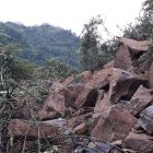 Gran cantidad de rocas se precipitó a la carretera hace pocos minutos