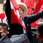El candidato presidencial Pedro Castillo celebra junto a sus simpatizantes tras el reciente recuento de votos de las elecciones presidenciales, hoy, en las calles de Lima (Perú).