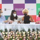 La alcaldesa Cynthia Viteri; y la viceministra de Educación, Cinthya Game, firmaron el convenio de apoyo educativo.