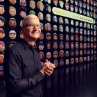 CEO de Apple, Tim Cook, saluda a millones de desarrolladores de todo el mundo en la Conferencia Mundial de Desarrolladores de Apple en Apple Park en Cupertino, California.