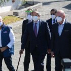 Presidente Guillermo Lasso se apoya en un bastón al caminar.