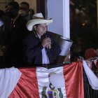 El candidato presidencial Pedro Castillo habla ante sus seguidores mientras se esperan los resultados electorales hoy, desde su local de campaña en Lima (Perú). Castillo afirmó este lunes que será "el primero en hacer respetar la voluntad del pueblo peruano", tras las declaraciones de su rival Keiko Fujimori sobre un supuesto fraude en las mesas de votación.