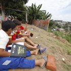 En Monte Sinaí, en el noroeste de la ciudad, muchos niños buscan lugares altos para tener señal de Internet y poder desarrollar las tareas.