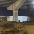 Captura del vídeo en el que un niño guayaquileño grita desesperadamente para que una pareja no lo abandone en la frontera de Estados Unidos con México.