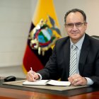 Luna ha desempeñado diversos cargos tanto en el sector público como privado. Fue asesor de la gerencia de Petroecuador.