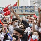 Simpatizantes Keiko Fujimori se congregaron a la sede del ONPE a esperar el anuncio de los resultados.