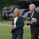 Biden (derecha) y la primera dama, Jill Biden, salen de la Casa Blanca rumbo a Europa.