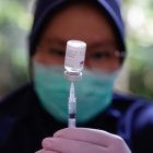 Un trabajador de la salud prepara una dosis de la vacuna COVID-19 AstraZeneca durante en un centro de vacunación del distrito en Yakarta, Indonesia.