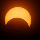 Un eclipse solar se produce cuando la Luna se sitúa entre el Sol y la Tierra, lo que bloquea la luz solar y proyecta la sombra lunar sobre la superficie terrestre.