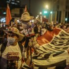 Simpatizantes de Pedro Castillo esperan los resultados electorales hoy, frente a su local central de campaña en Lima (Perú).