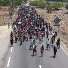 Migrantes caminando por Mexico con rumbo a Estados Unidos.